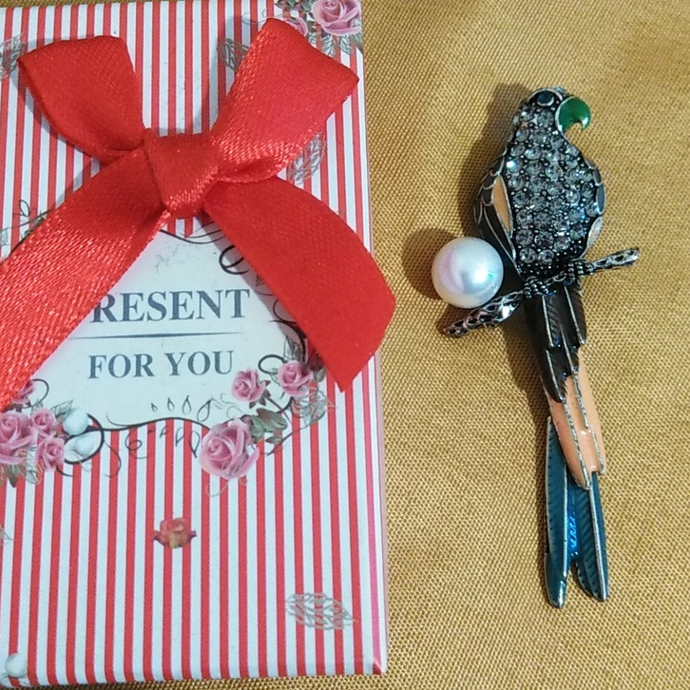 Parrot Freshwater Pearl Brooch Pin NWOT